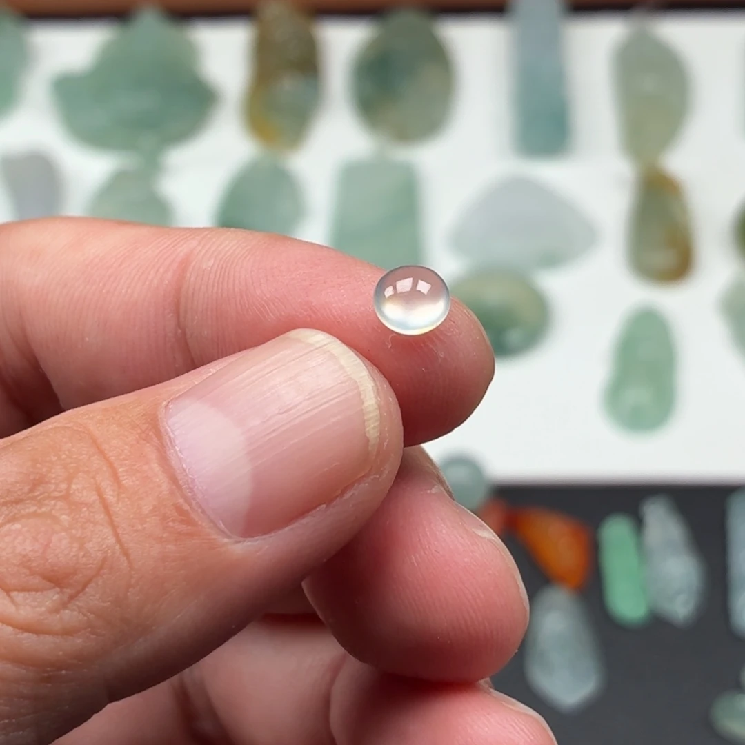 咔****翡翠未镶嵌颈饰旦面