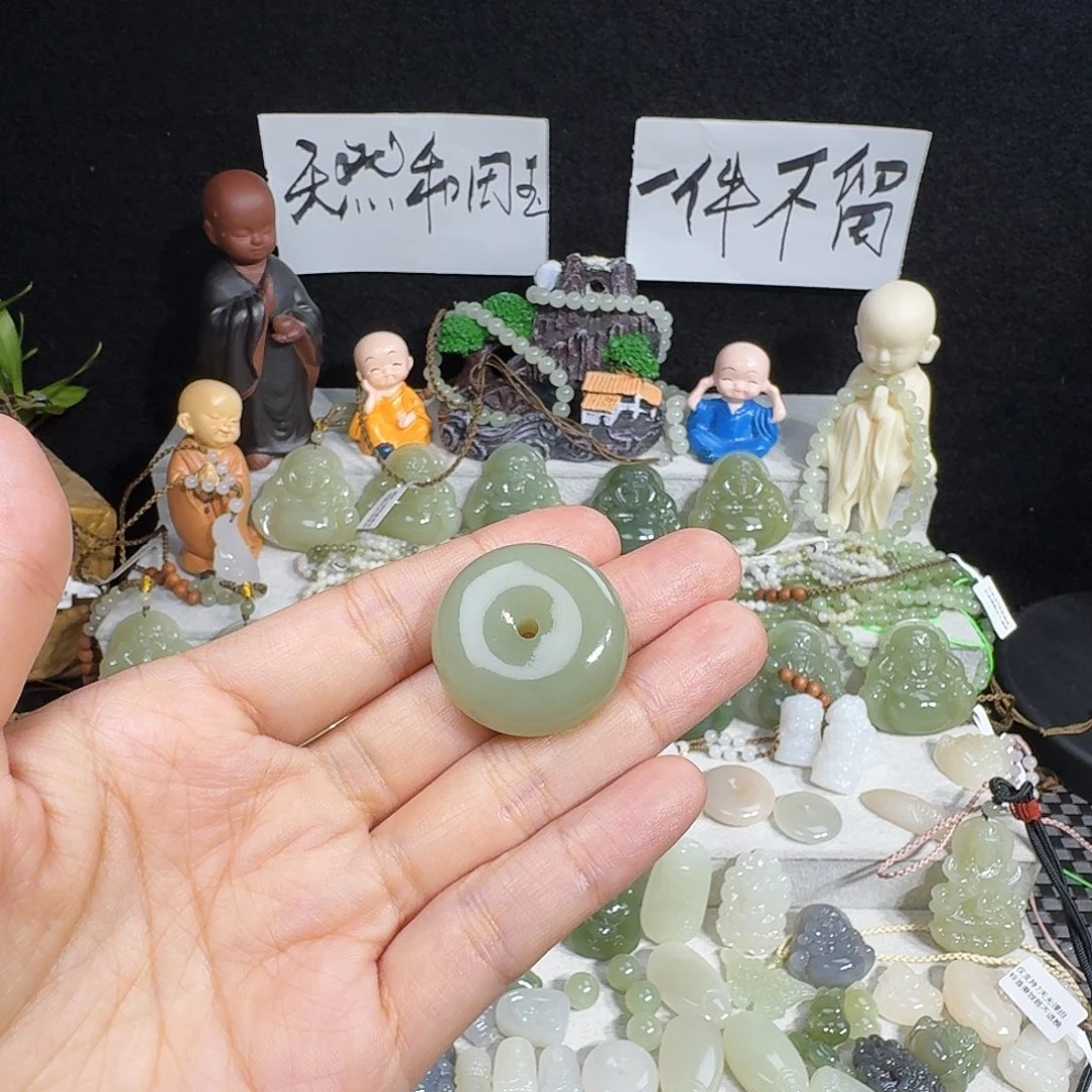 ****辉和田玉未镶嵌颈饰