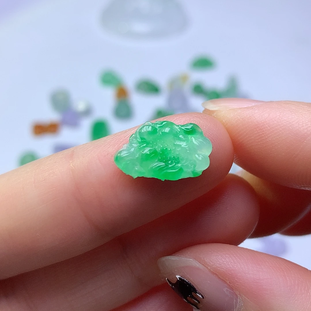翡翠未镶嵌颈饰花