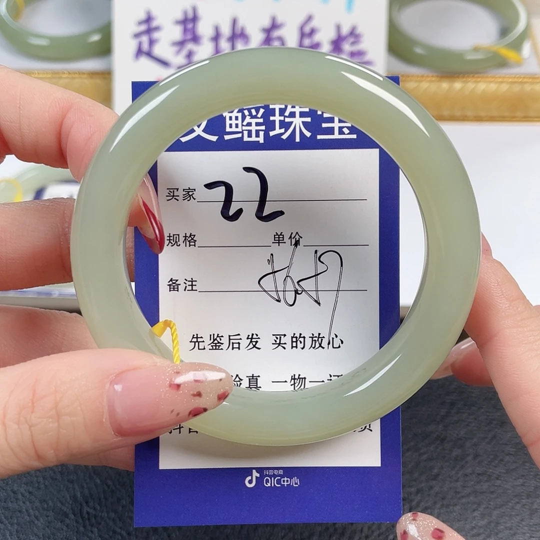 鲁***下和田玉未镶嵌手镯