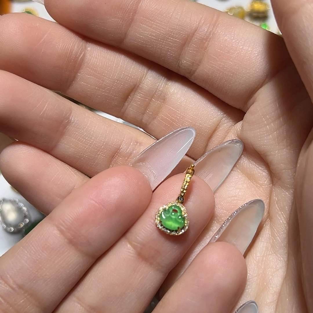 翡翠18K金镶嵌颈饰