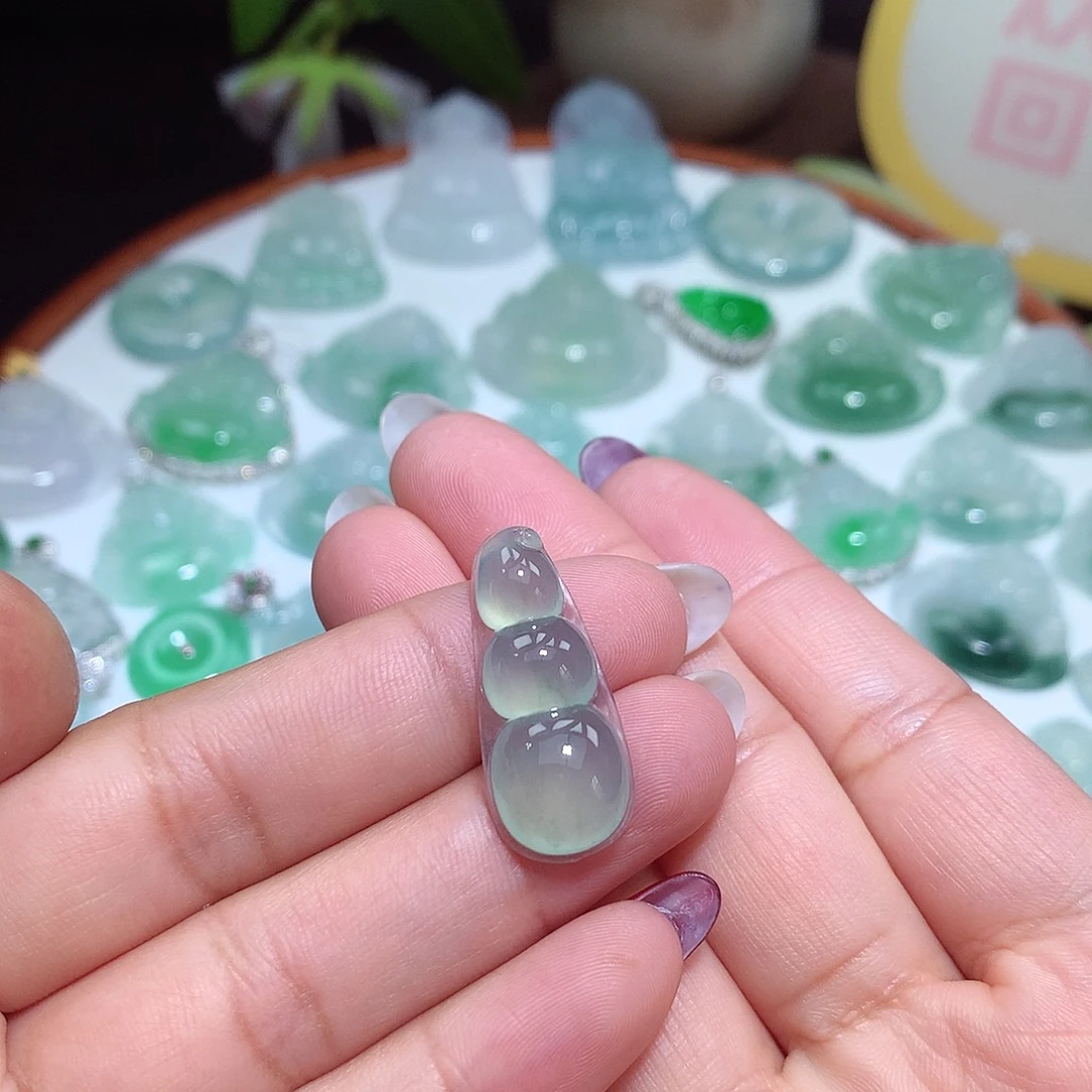 翡翠未镶嵌颈饰豆子