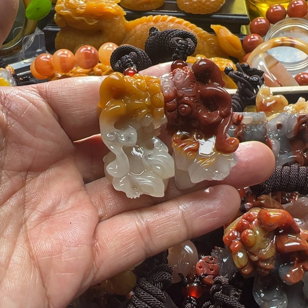 外***摊石英质玉未镶嵌颈饰