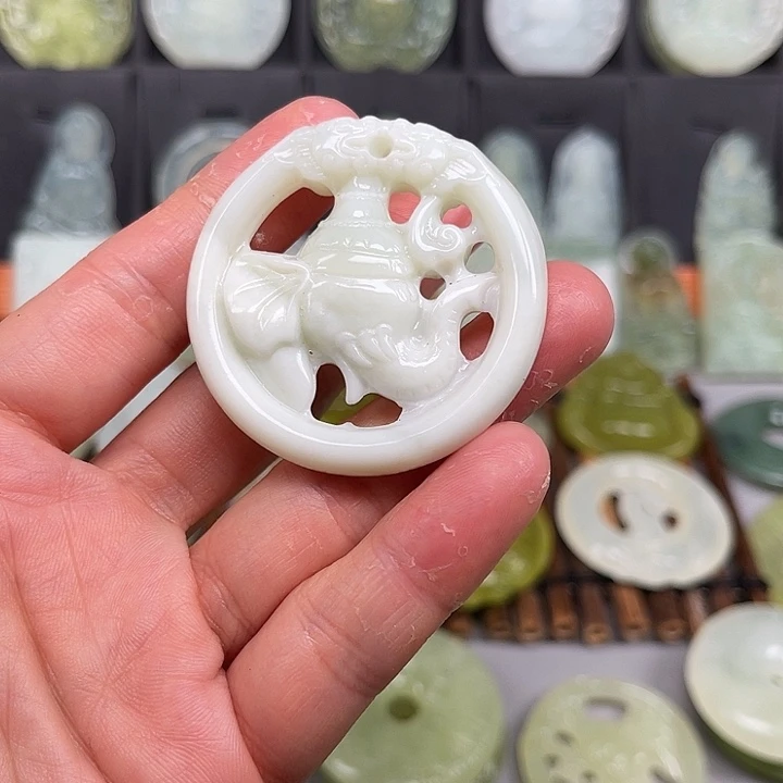 岫玉未镶嵌吊坠(赠链)