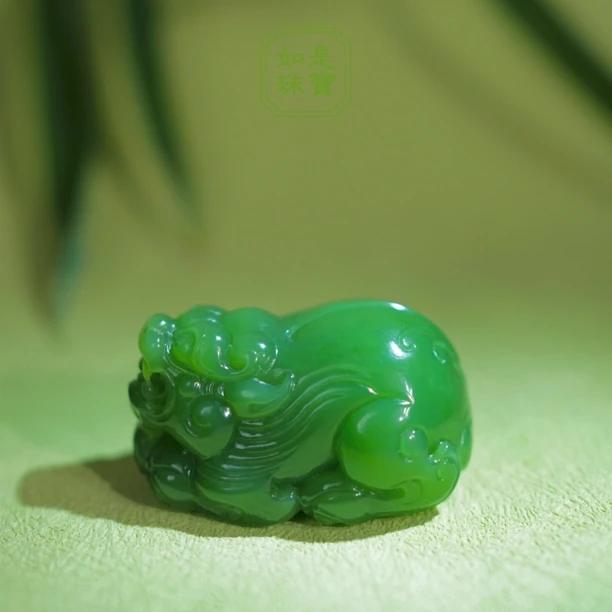 收藏级俄碧老坑料高色粉绿貔貅挂件