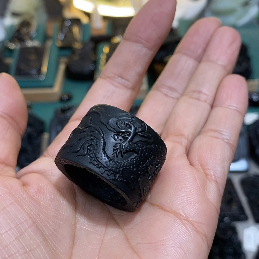 蛇纹石玉颈饰未镶嵌T****星扳指