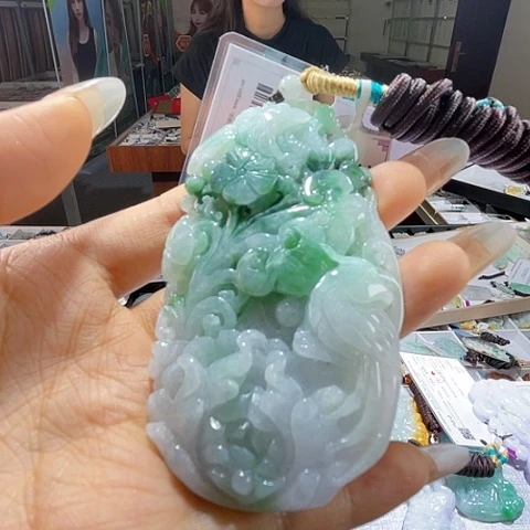 翡翠未镶嵌颈饰一个
