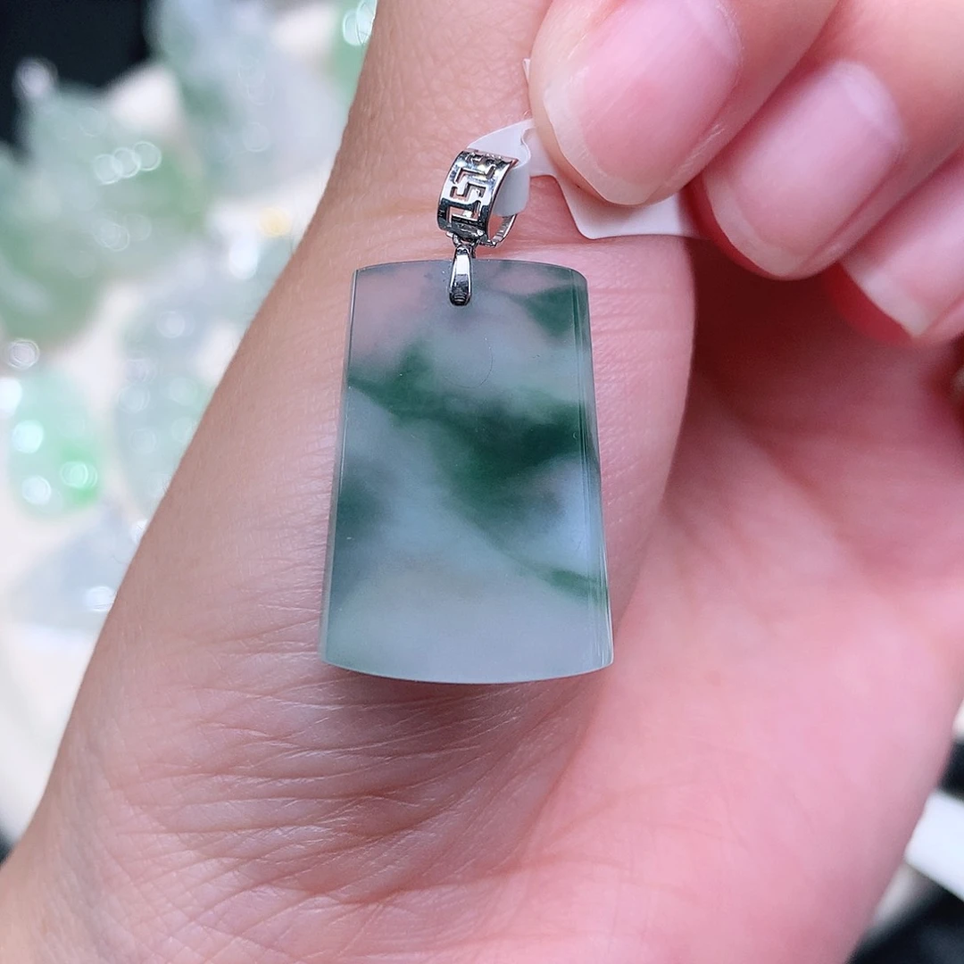 翡翠18K金镶嵌颈饰飘花无事牌24.6、17.5、3.1