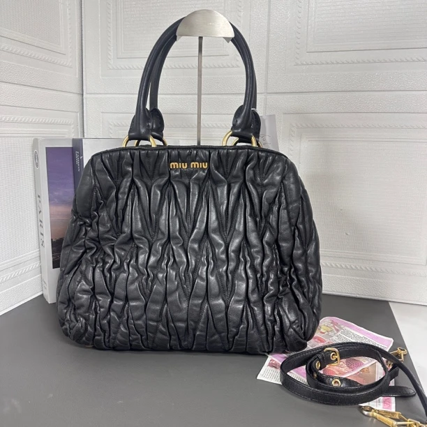 95新 MIU MIU/缪缪 黑金褶皱手提斜挎包