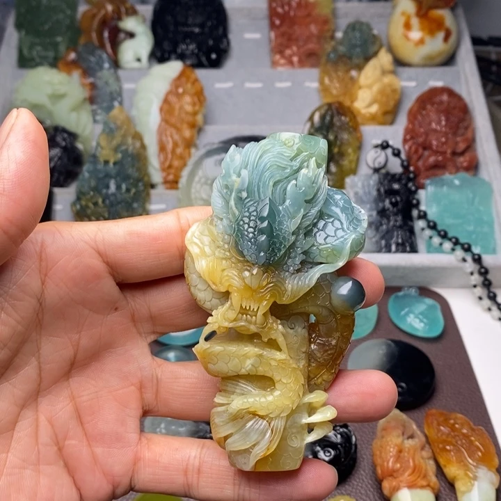 胖***墩未镶嵌蛇纹石玉颈饰