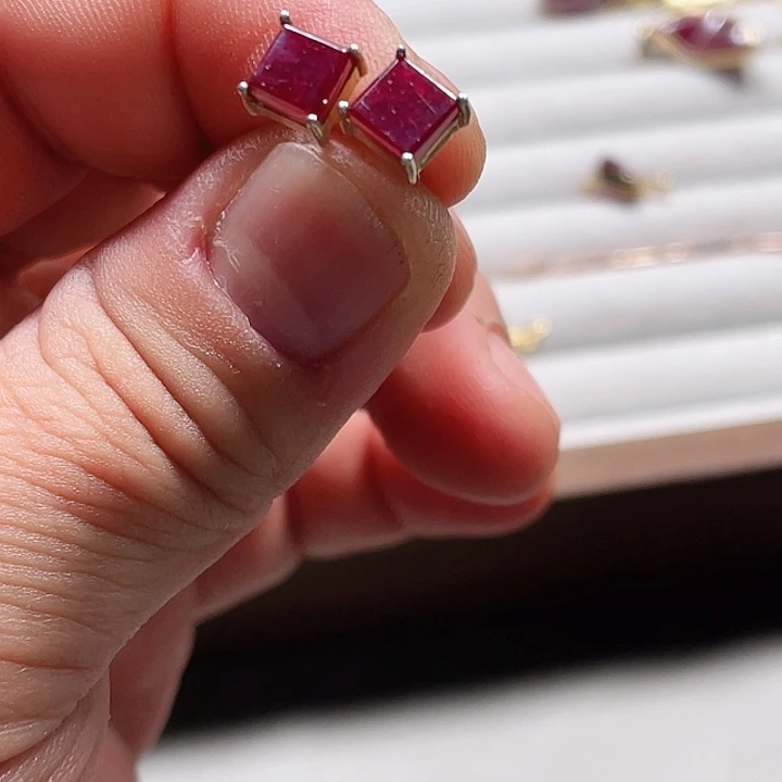 天然辰砂天然朱砂宝石级晶体耳钉