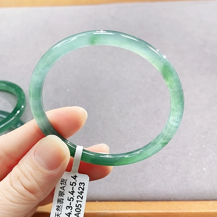 翡翠未镶嵌手镯（圆镯）