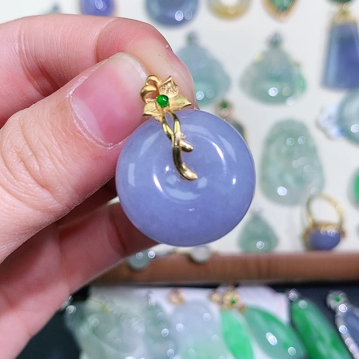 翡翠18K金镶嵌颈饰平安扣