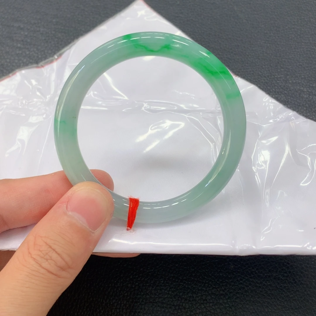 翡翠手镯未镶嵌看****?翡翠