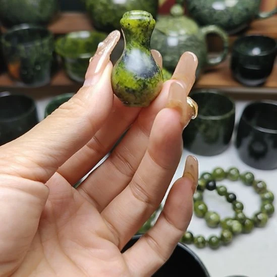 未镶嵌蛇纹石玉吊坠