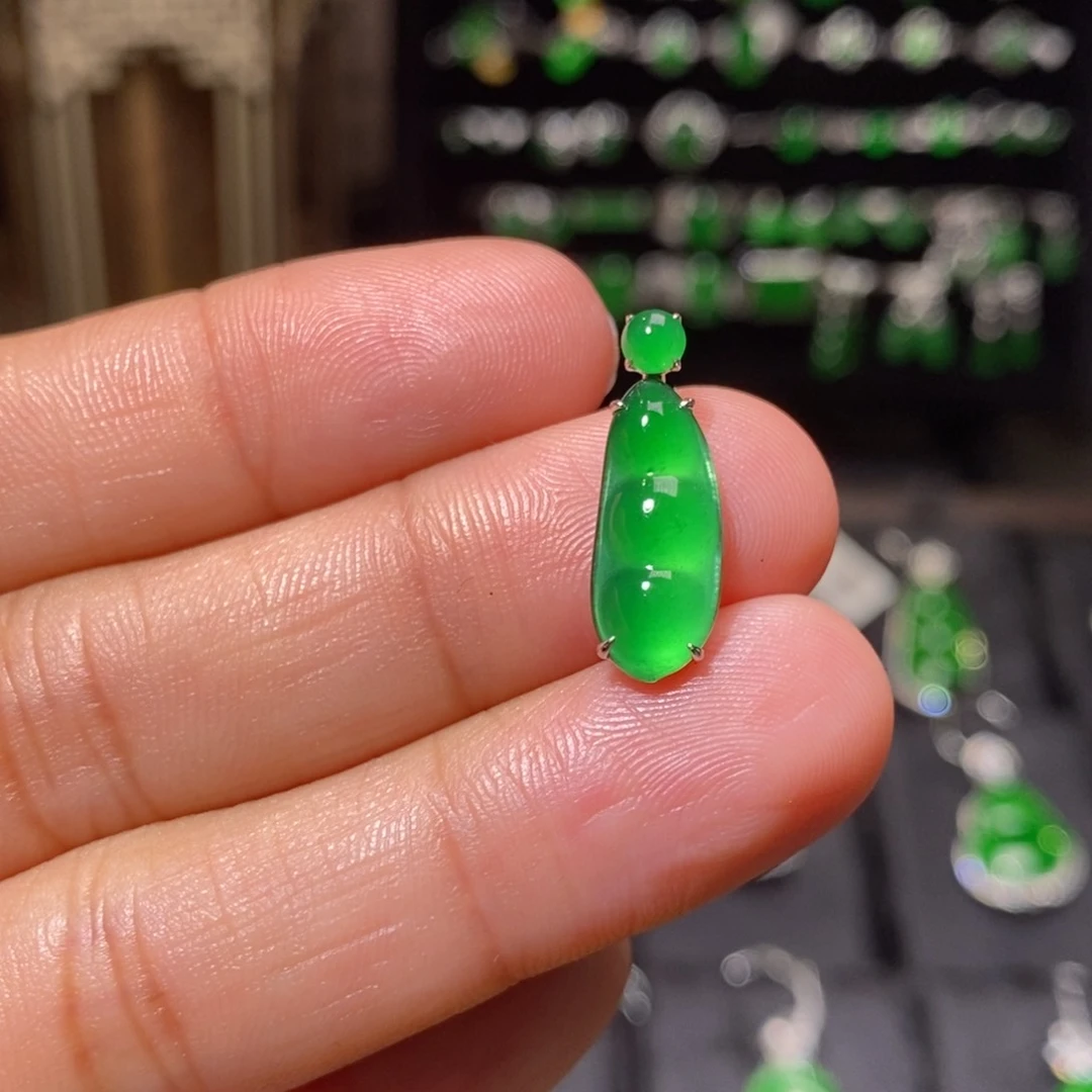 颈饰18K金镶嵌翡翠福豆吊坠