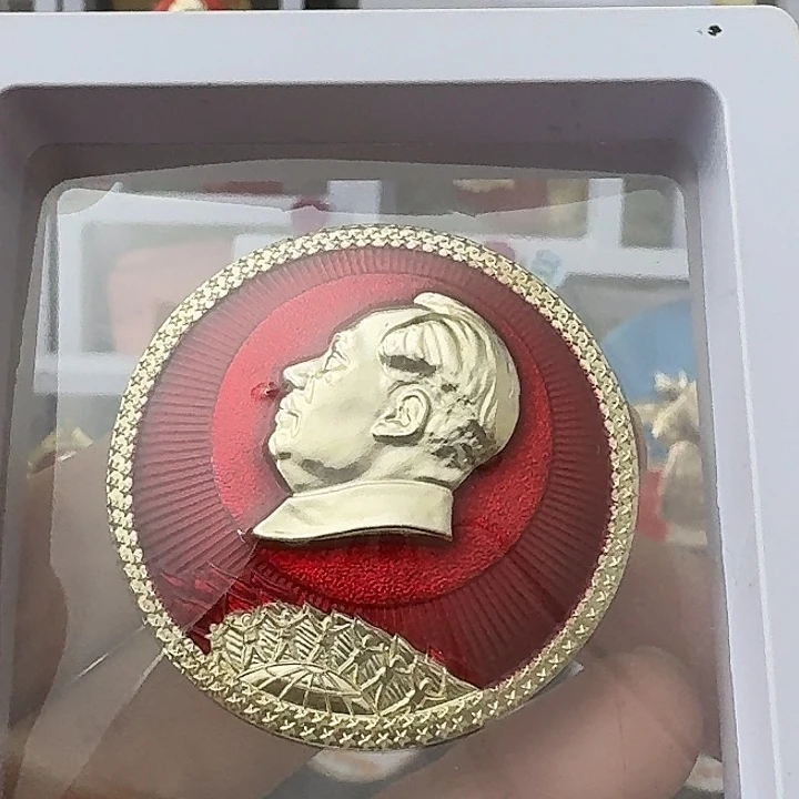 国***柱其他普通金属红色收藏纪念章