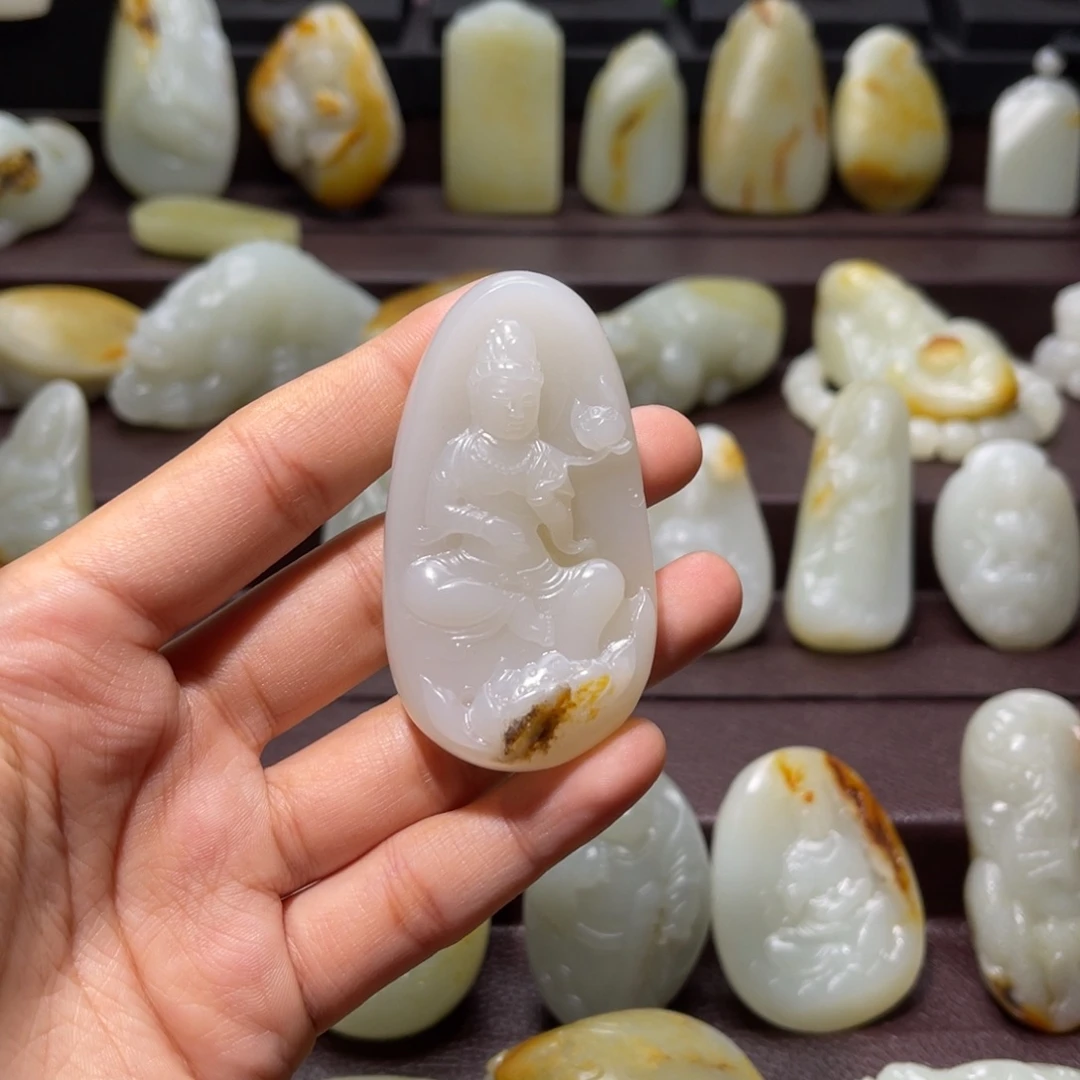 青***忆和田玉未镶嵌颈饰