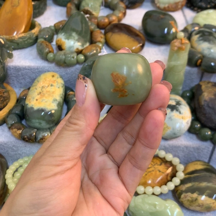 清***楚岫岩河磨玉（透闪石质玉）未镶嵌把件