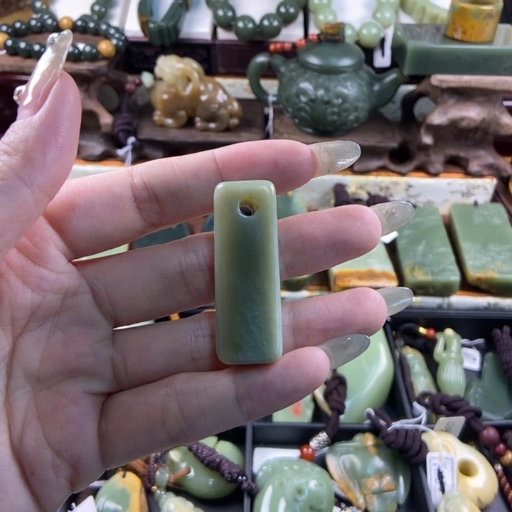 颈饰未镶嵌透闪石质玉