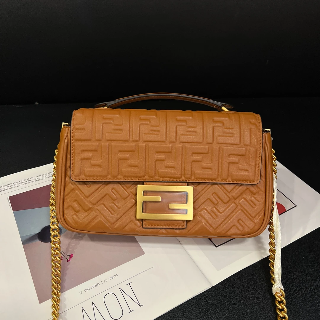 95新 FENDI/芬迪 焦糖色法棍斜挎包B5864