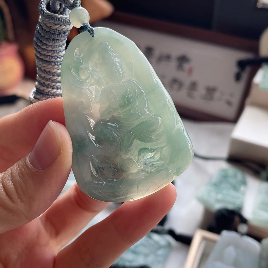 翡翠未镶嵌颈饰观音