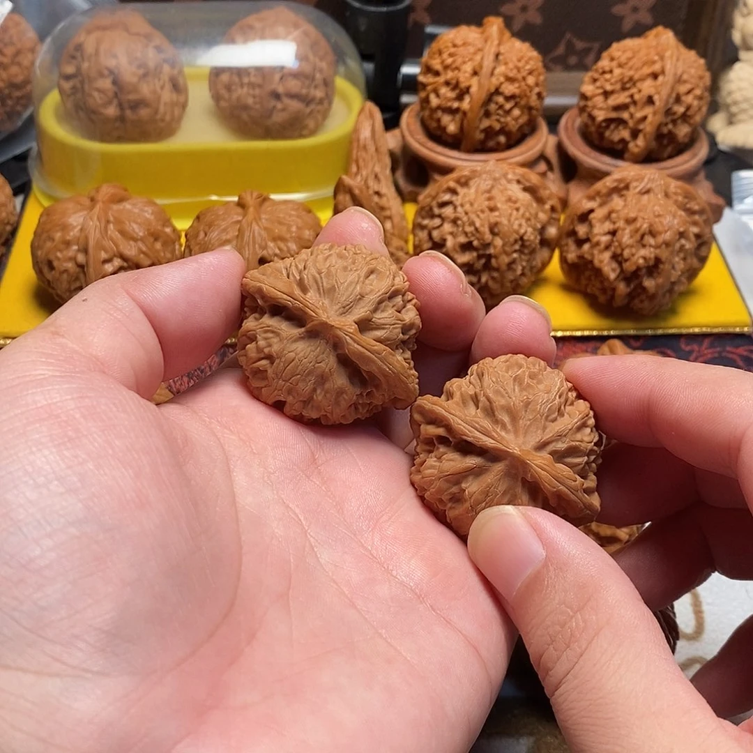 文玩核桃把件放漏宫灯