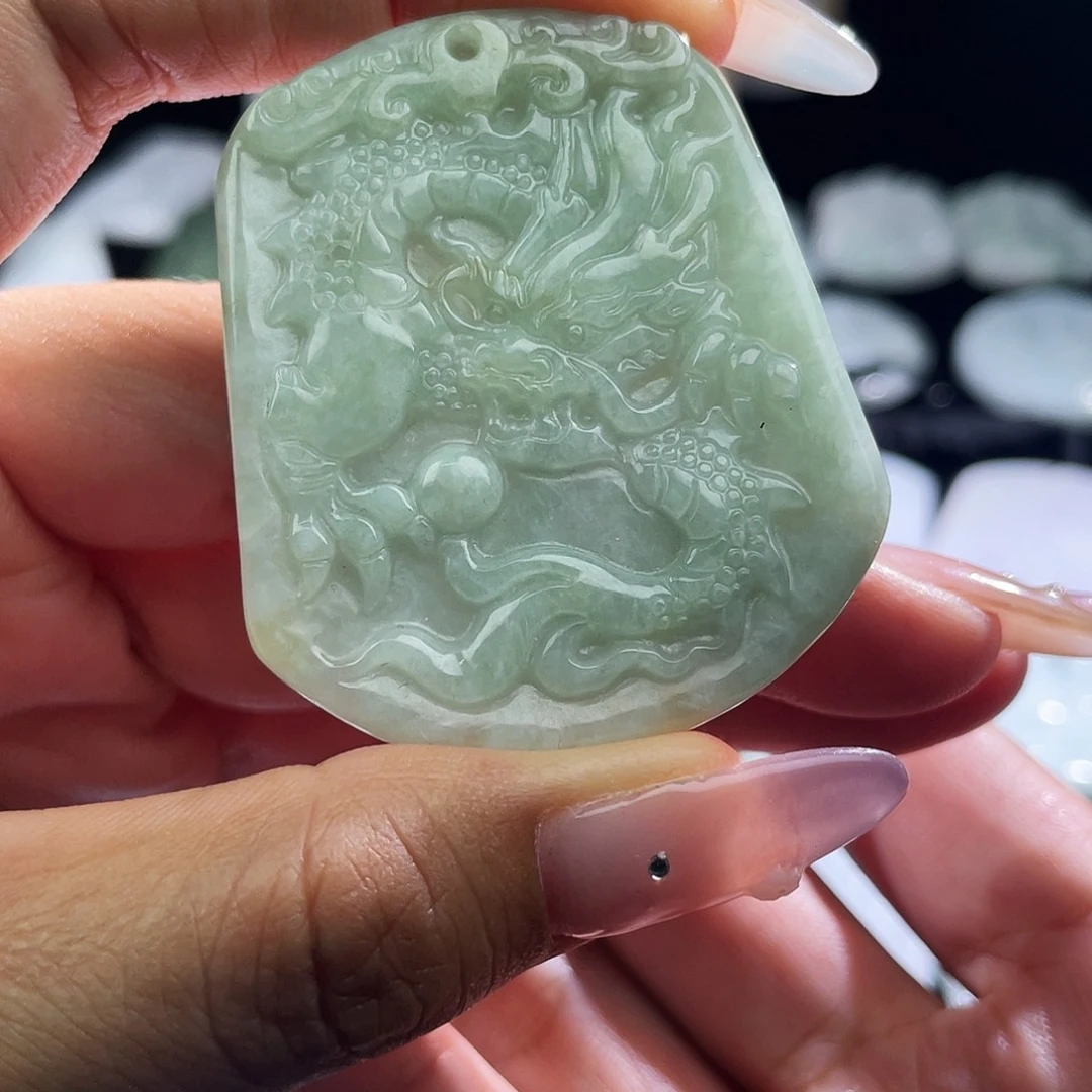 翡翠未镶嵌颈饰龙牌