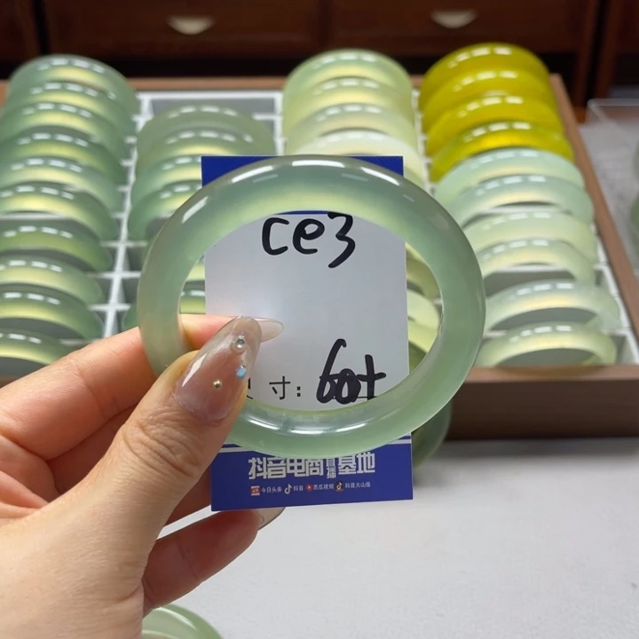 蛇纹石玉未镶嵌手镯我****?手镯