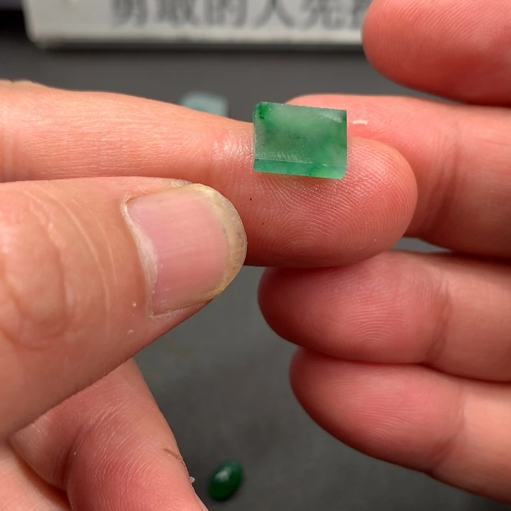 定制翡翠未镶嵌材料定制