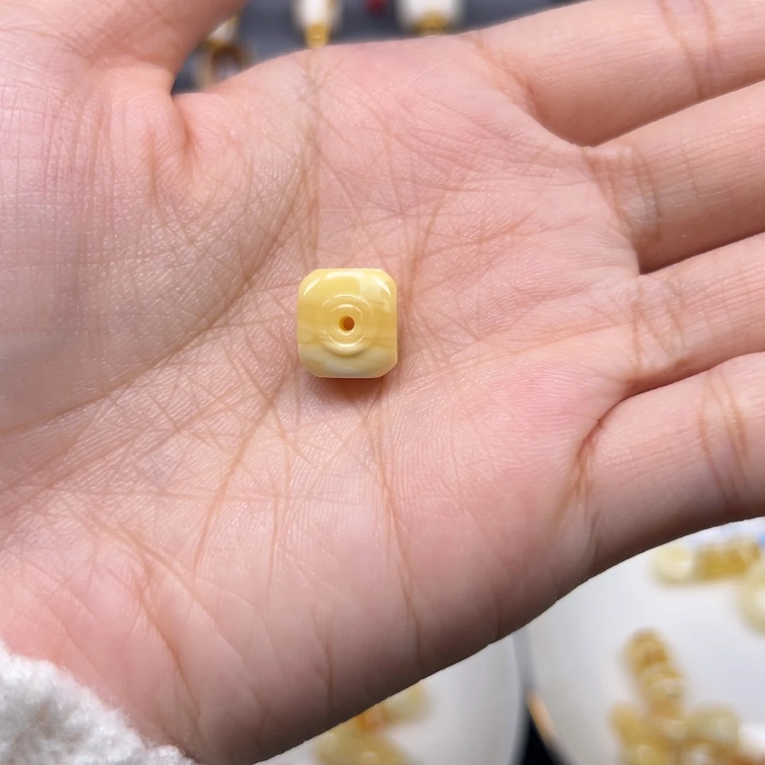 琥珀未镶嵌裸石配饰