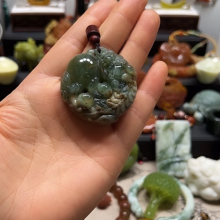 蛇纹石玉未镶嵌吊坠