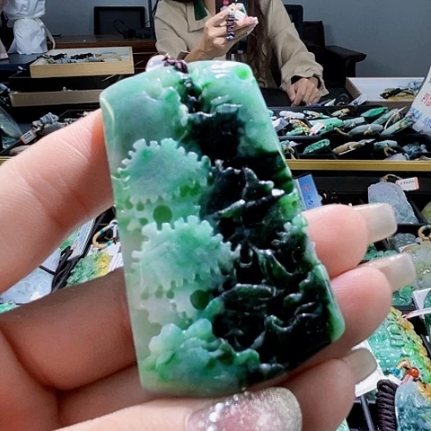 翡翠未镶嵌颈饰一个