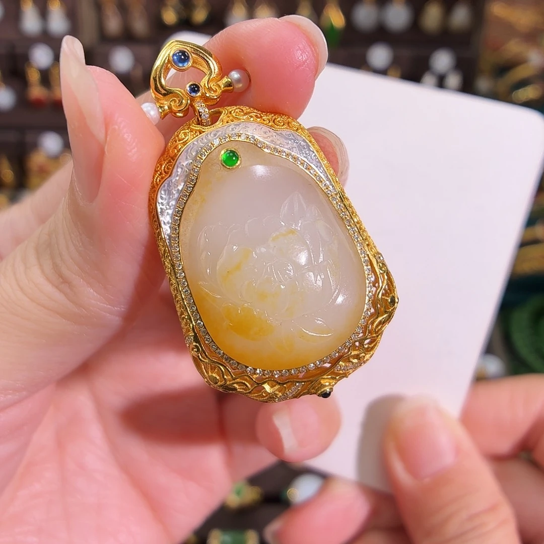 颈饰18K金镶嵌和田玉