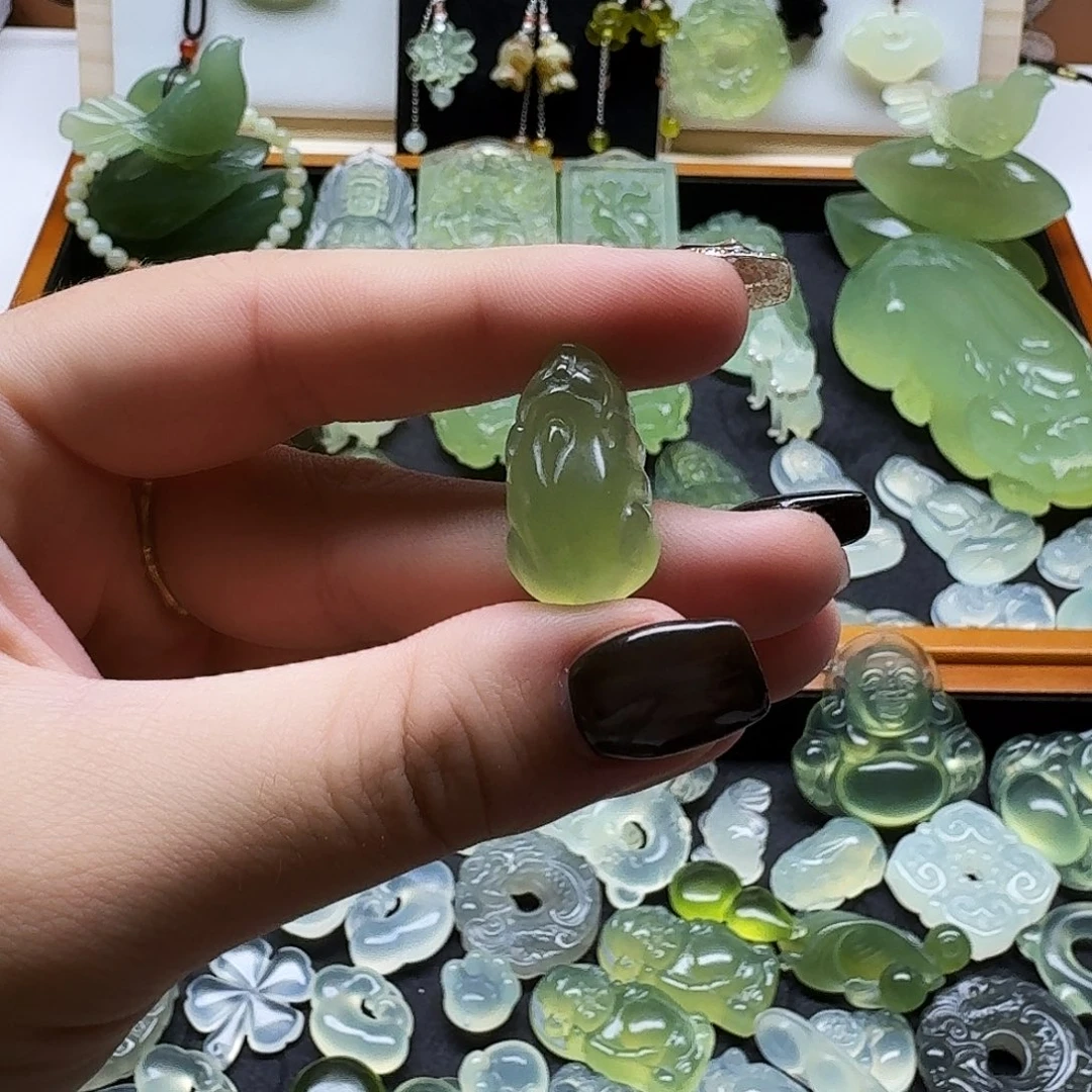 成***岸蛇纹石玉合金颈饰