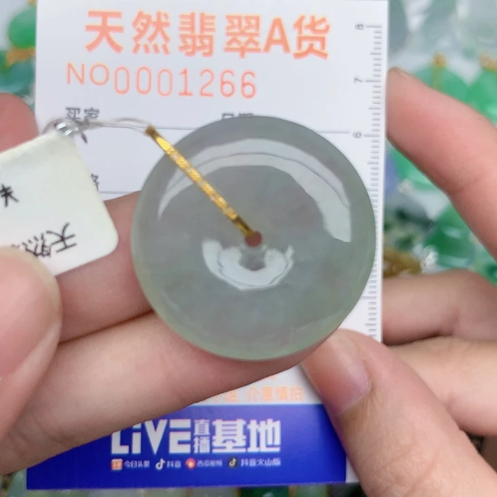 翡翠18K金镶嵌颈饰扣