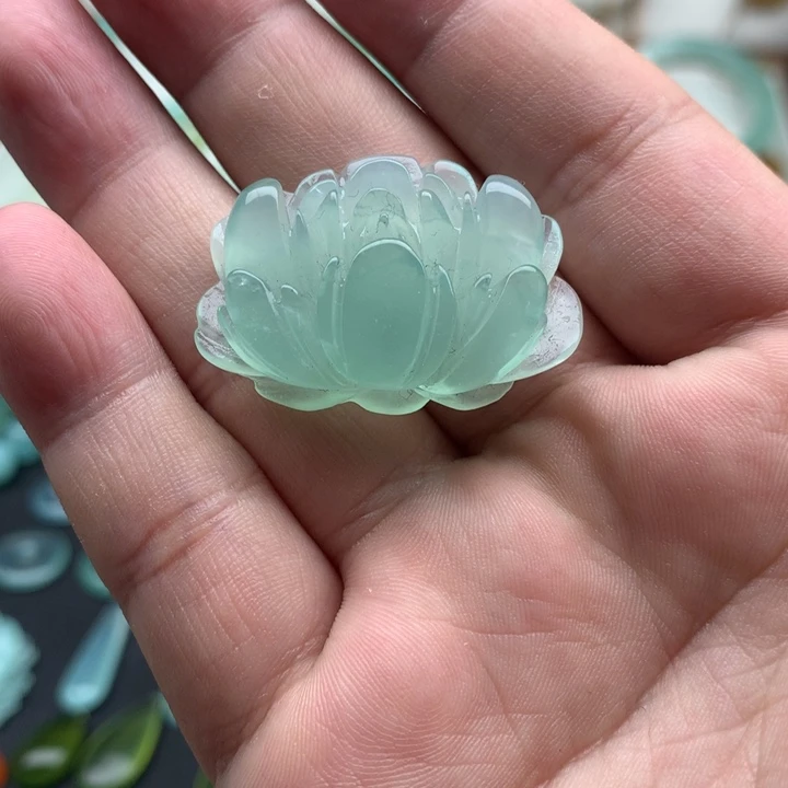 岫玉未镶嵌颈饰牡丹花
