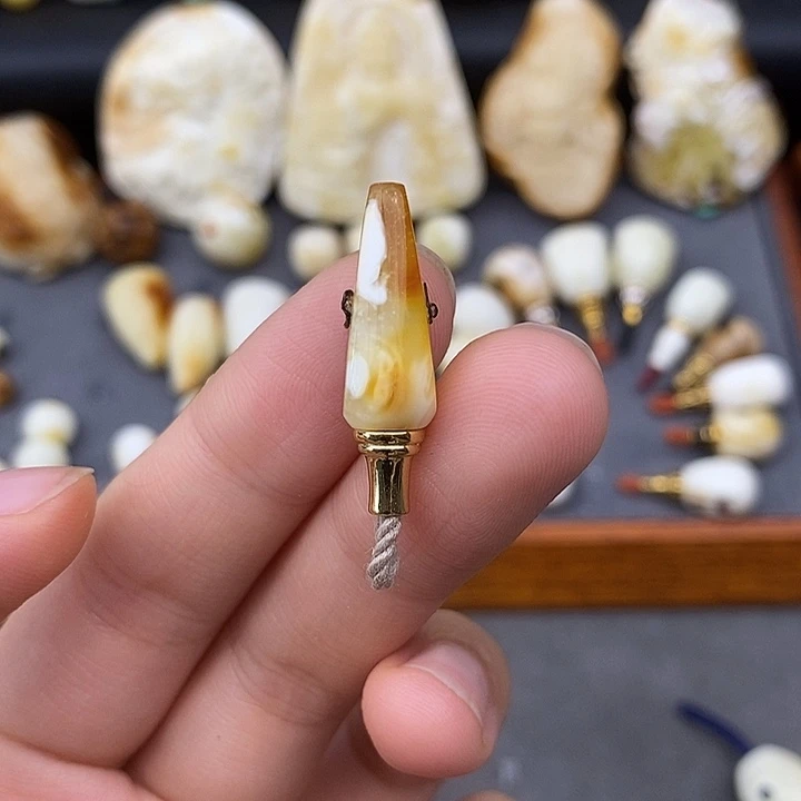 三***心未镶嵌琥珀裸石7三通b292