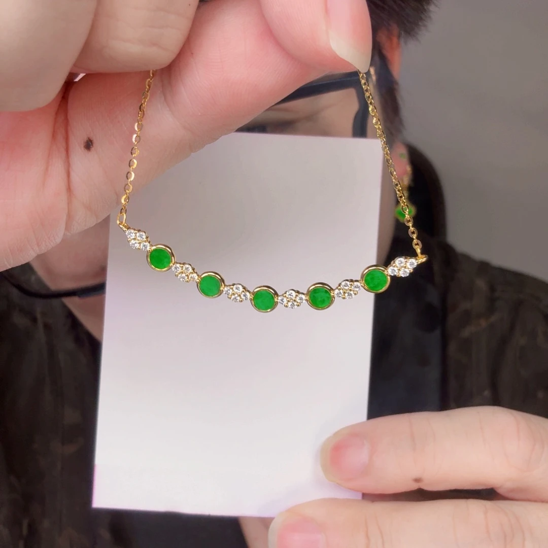 翡翠未镶嵌颈饰一件