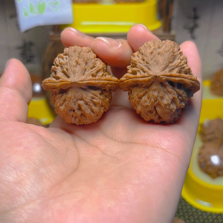 南***椒文玩核桃吊坠白狮子