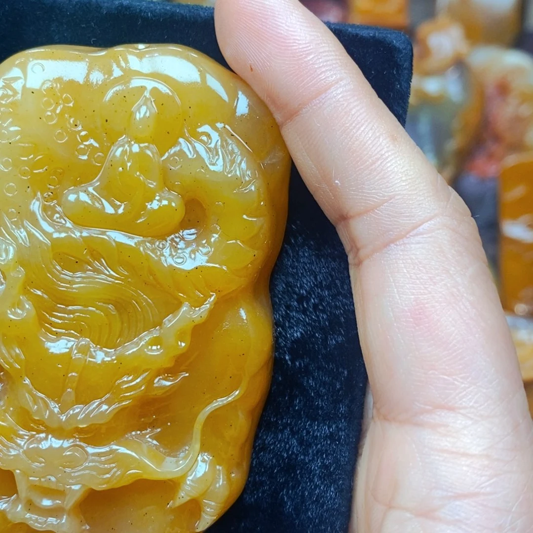 未镶嵌石英质玉（黄龙玉）颈饰