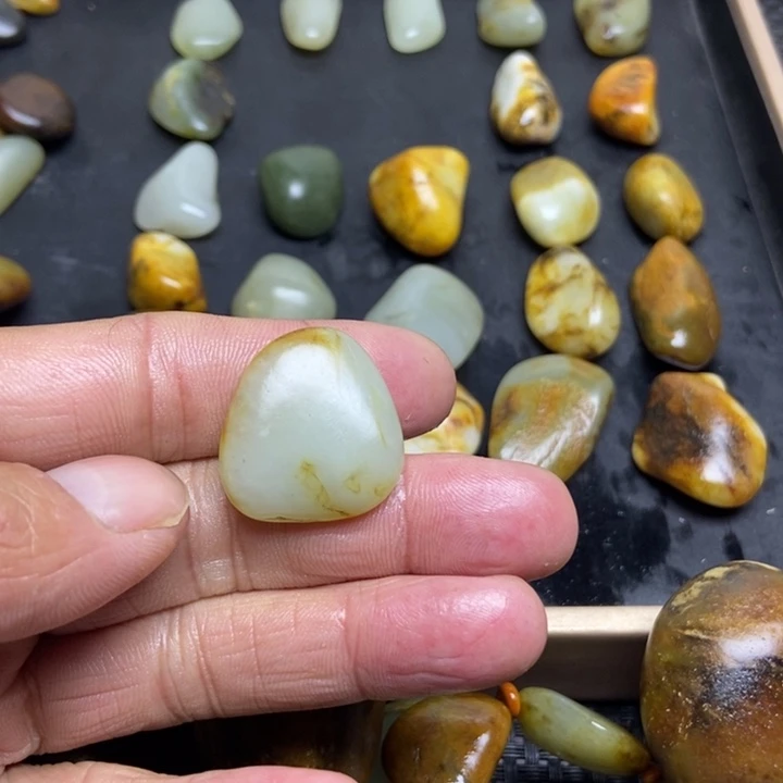 李***奂和田玉（糖玉）未镶嵌珠宝奇石