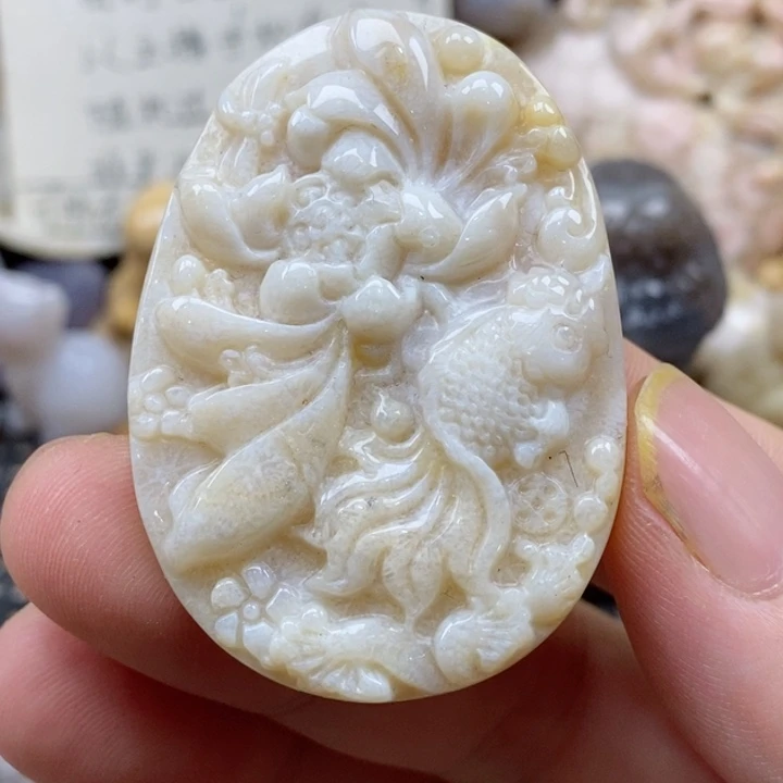 颈饰未镶嵌硅化珊瑚（珊瑚玉）