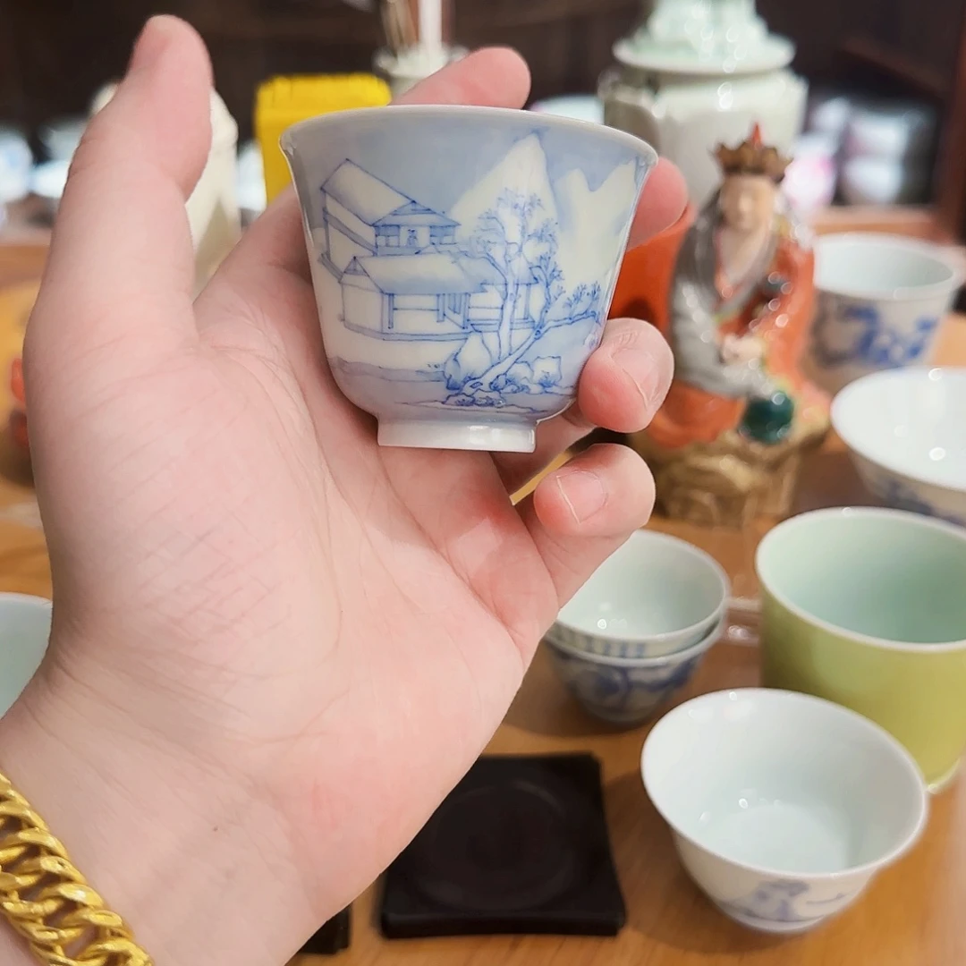 青花手绘茶杯摆件