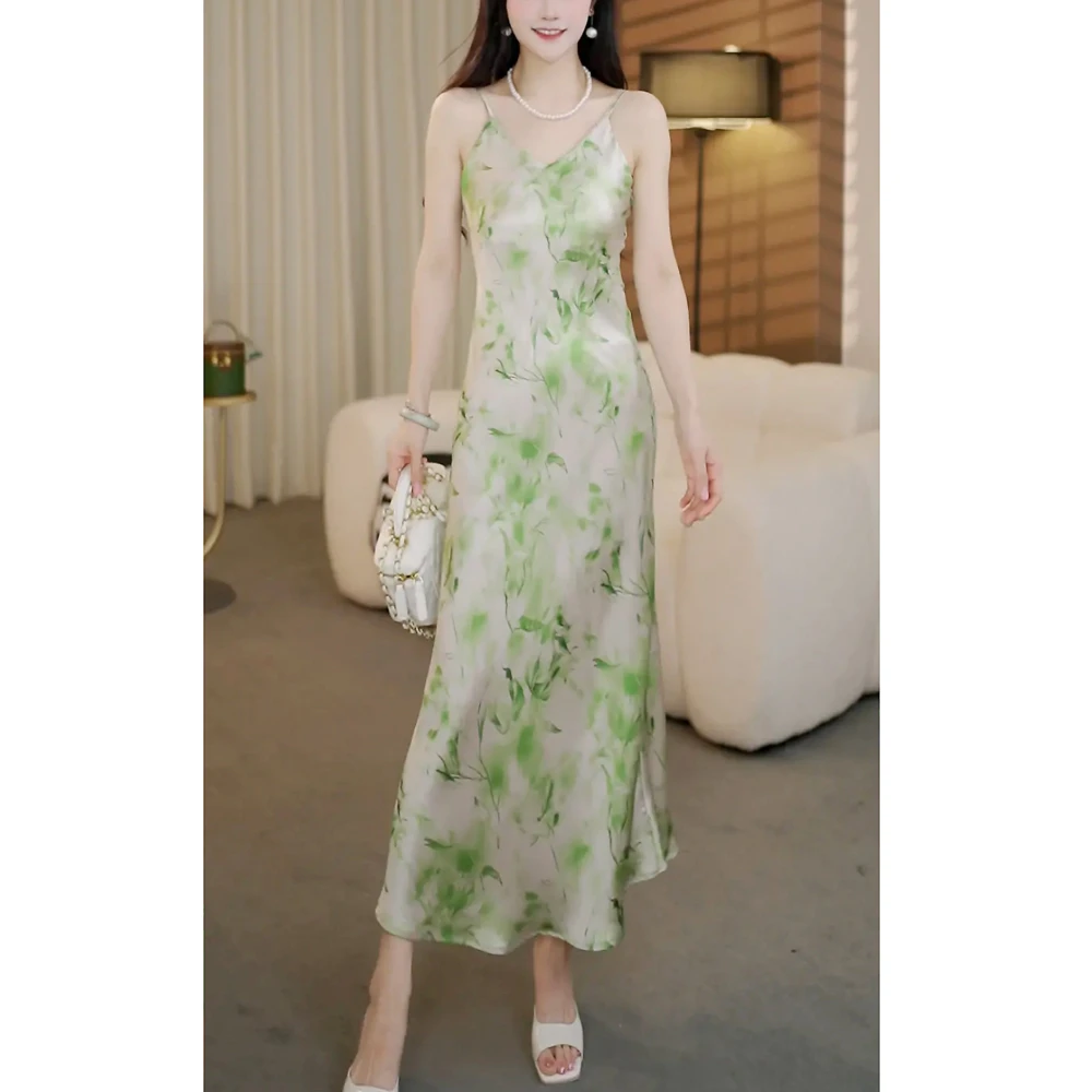 2025夏季新款原创设计缎面连衣裙法式轻奢温柔风显瘦气质吊带裙