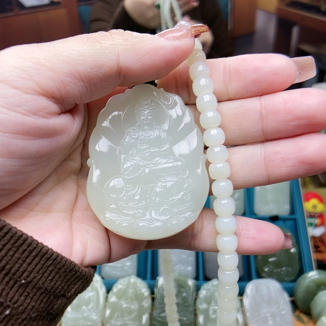 和田玉颈饰未镶嵌铭****?