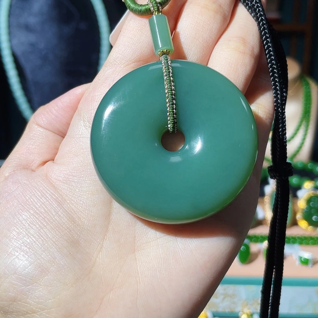 何***育和田玉（碧玉）未镶嵌颈饰