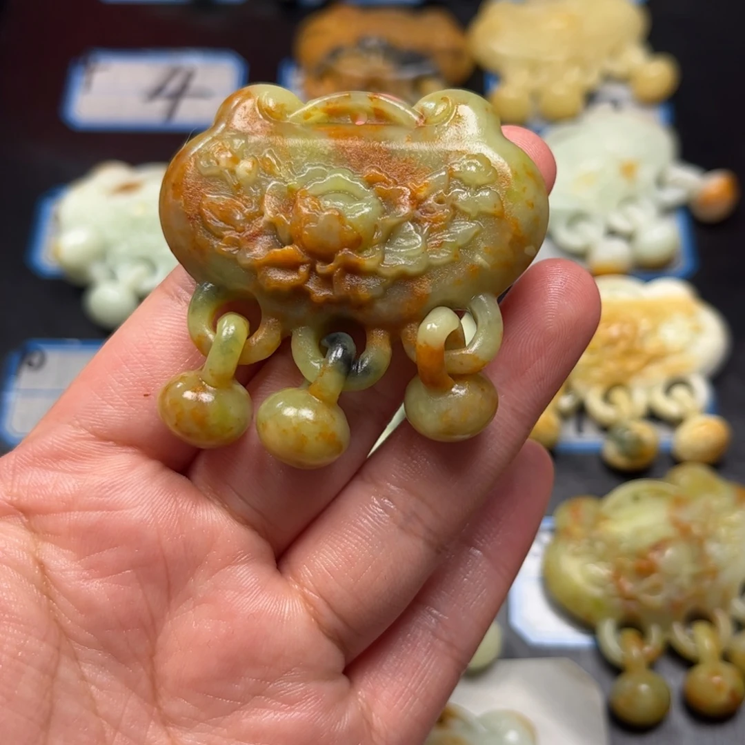 总***开未镶嵌蛇纹石玉颈饰
