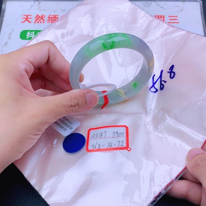 翡翠手镯未镶嵌翡翠