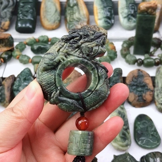 未镶嵌岫岩河磨玉（透闪石质玉）把件